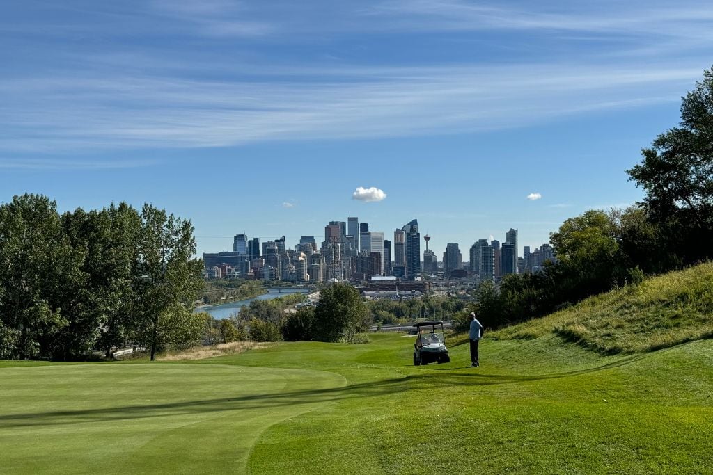 Shaganappi, Calgary, featuring a golf course and modern infill properties.