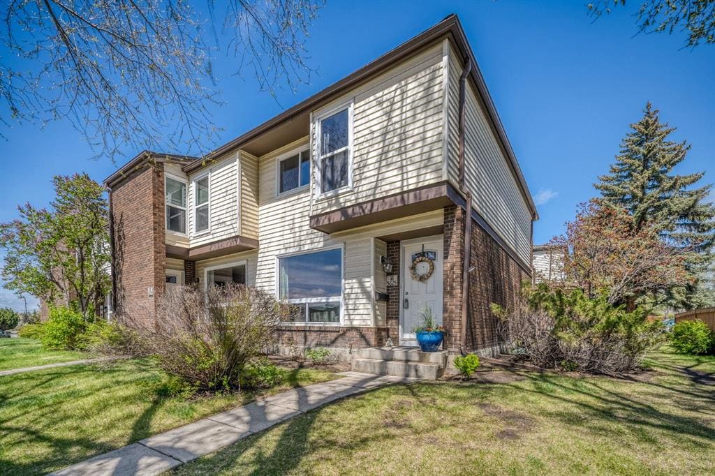 townhouses in Silver Springs Calgary