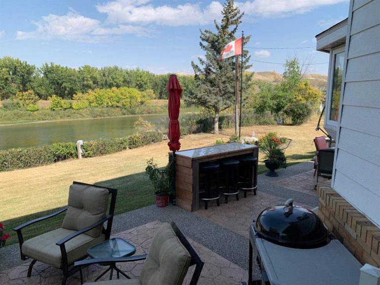 Family Living by the River in Drumheller: Spacious 6-Bedroom Home: 121 7 Street W Drumheller