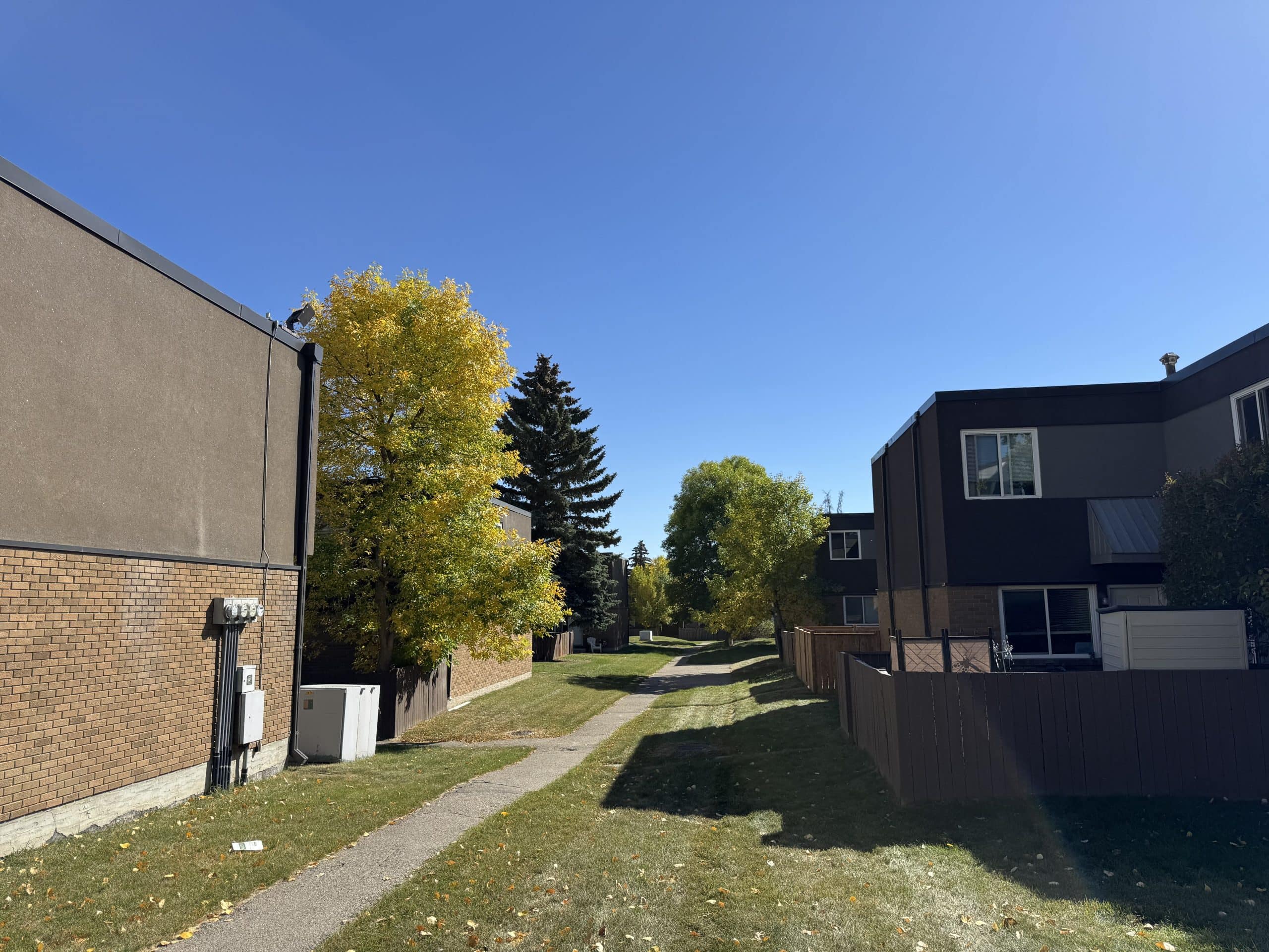 Townhomes and pathways in Glenbrook Calgary create a walkable, community oriented neighbourhood with easy access to green spaces, schools, and local amenities.