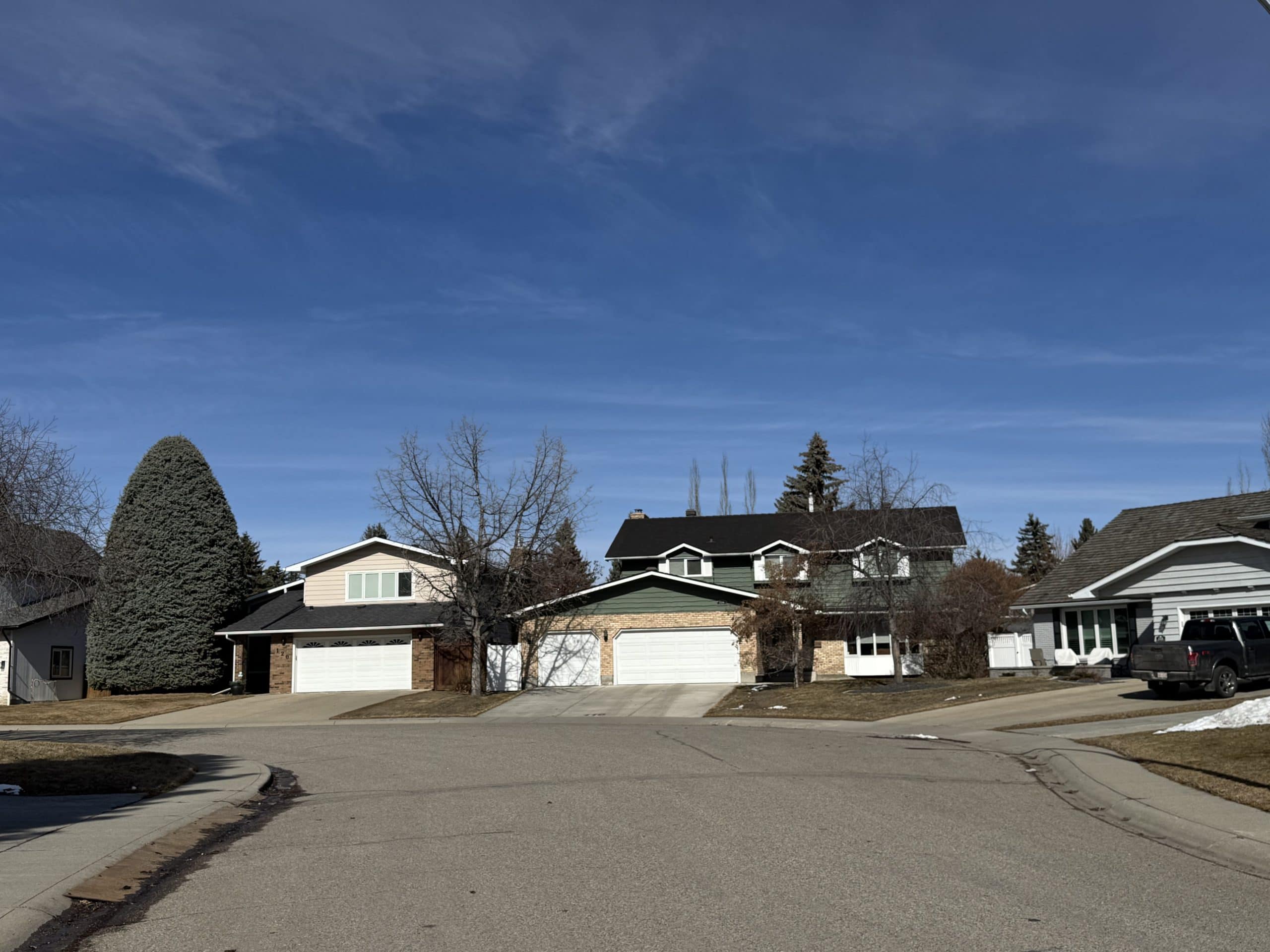 Quiet cul de sac in Lake Bonavista Calgary with detached homes, wide driveways, and mature trees in a peaceful residential setting