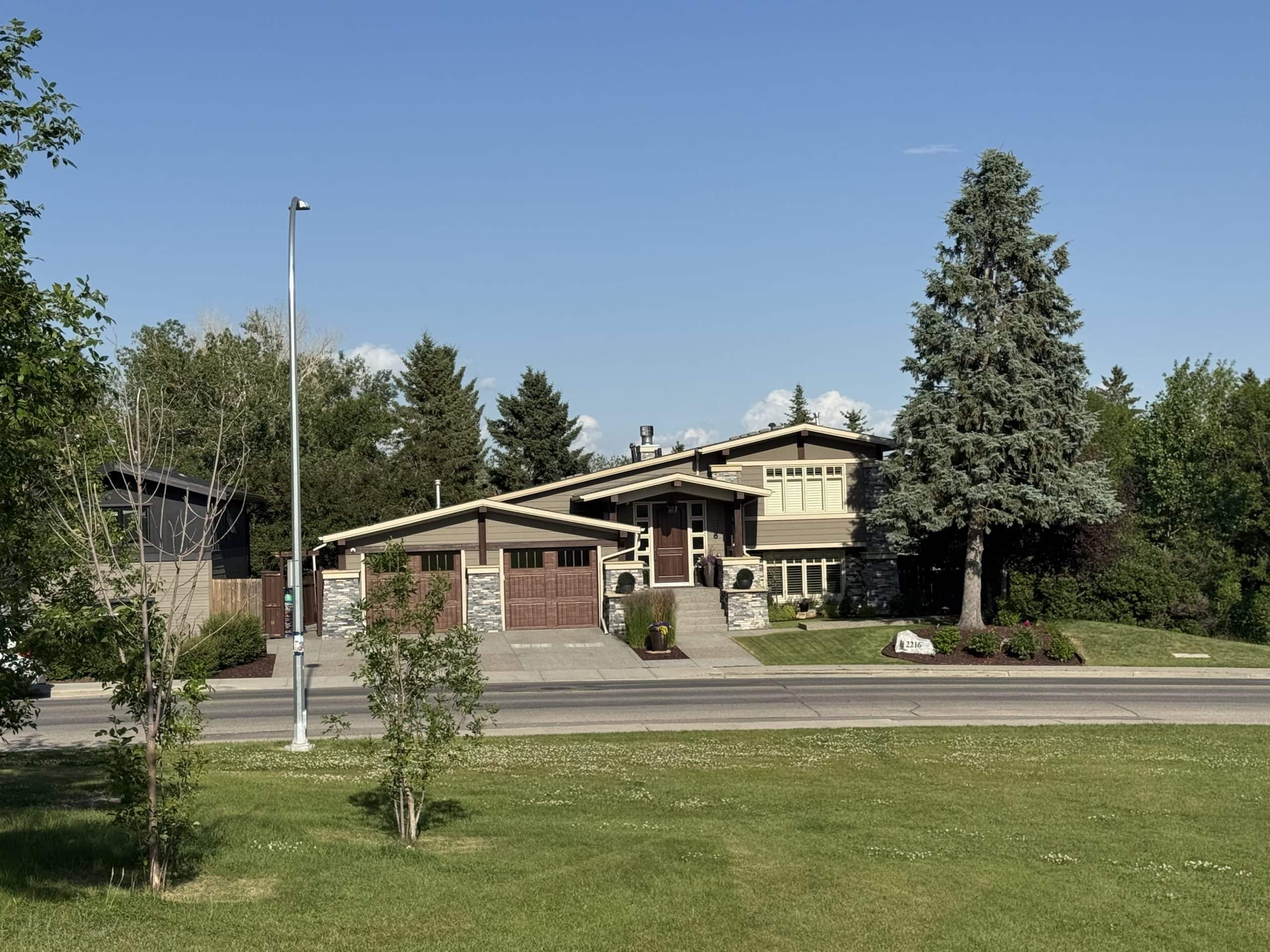 Glendale is known for its detached homes, generous lot sizes, and a mix of well maintained original properties and beautifully renovated residences.