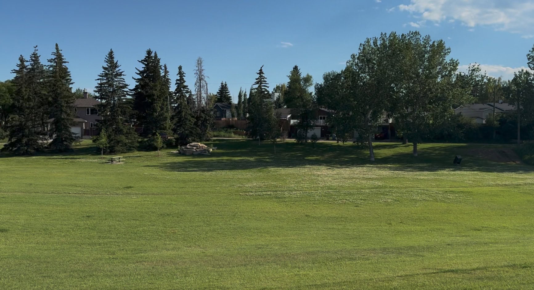 Glendale offers excellent connectivity, making it easy to commute across Calgary by car or public transit.
Residents benefit from:
Direct access to Bow Trail, Sarcee Trail, and 17 Avenue SW
Approximately a 15 minute drive to downtown Calgary
The nearby 45 Street CTrain Station with direct service downtown and across the city
Convenient access to Westbrook, Westhills, and Signal Hill shopping areas
Walking and cycling pathways connecting to nearby parks and communities
Whether you're commuting to work, running errands, or heading into the mountains, Glendale's central southwest location makes getting around simple.